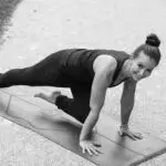 Frau auf Yogamatte macht Sportübung