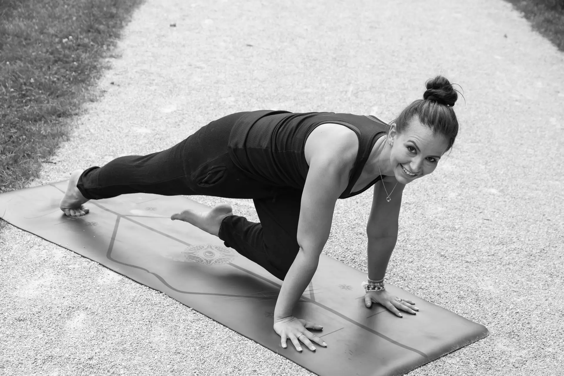 Frau auf Yogamatte macht Sportübung